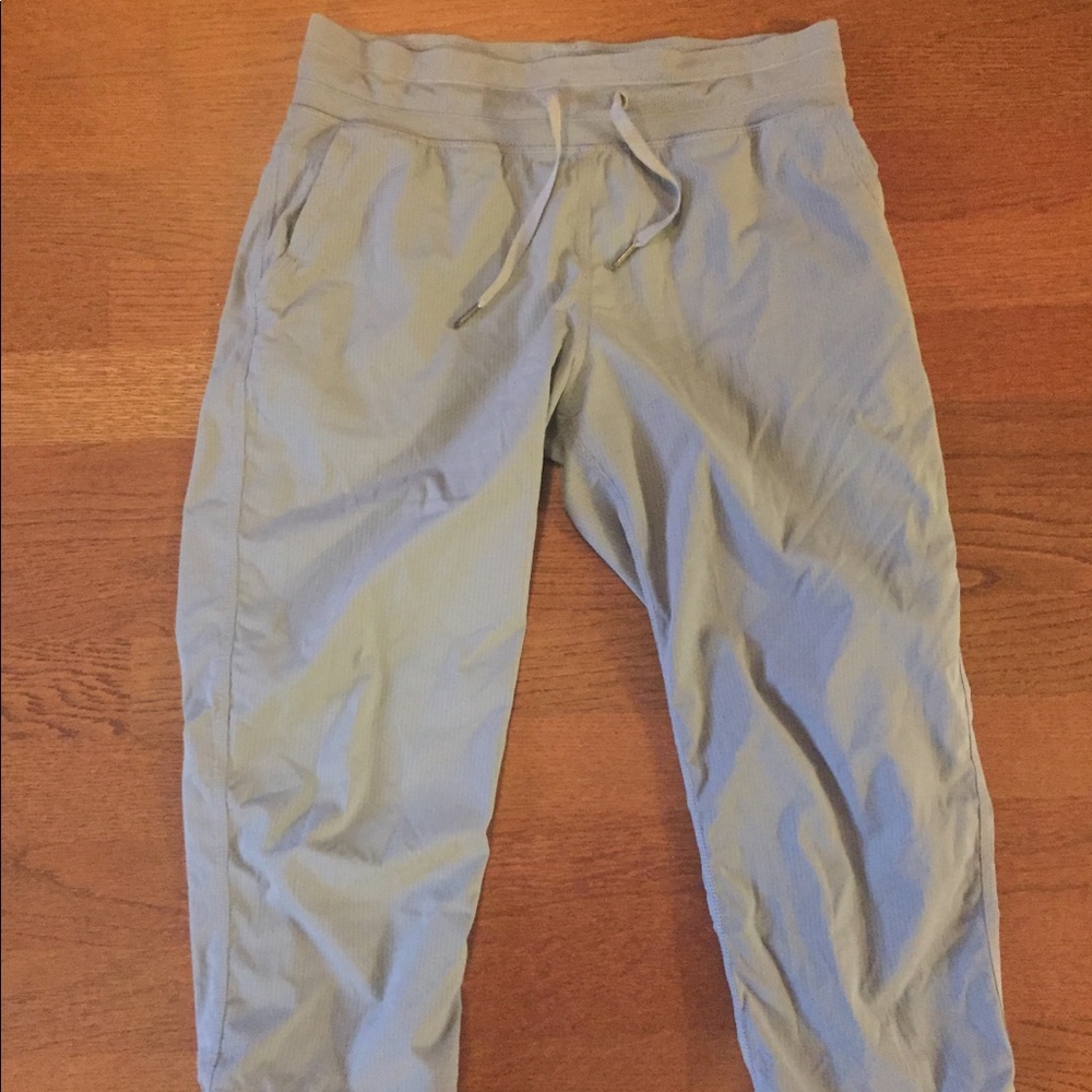 Authentic lululemon cropped pants size 6